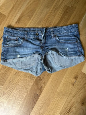 Lågmidjade jeans shorts  - Shorts från Mango i Strlk 38. Fint skick🥰