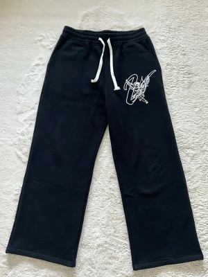 Tracksuit Joggers from VanityWrld - Size s, m, l, xl  500 GSM 100% COTTON EMBROIDERY AND SCREENPRINT LOGO PERFECT BAGGY FIT WHAT SIZE TO CHOOSE?  ITS ALREADY A BAGGY FIT SO YOU DON'T NEED TO GO UP IN SIZE. CHOOSE YOUR USUAL SIZE OR GO DOWN IF YOU WANT A MORE REGULAR FIT  Men model, 190cm / size L  Care Instructions Machine wash at 30°C. Do not tumble dry.