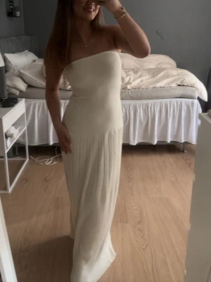 Gina tricot  - säljer denna magiska fina klänningen från Gina tricot i storlek XS använd 2-3 gånger ❤️