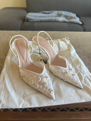 Zara klackskor, oanvända - strl 39 - Hej!💕Jag säljer ett par jättefina klackskor från Zara i storlek 39. De är helt oanvända och köptes för ungefär en månad sedan inför balen, men jag valde ett annat par, så dessa har aldrig använts.  Originalpåsen till skorna medföljer. Nypris: 650 kr