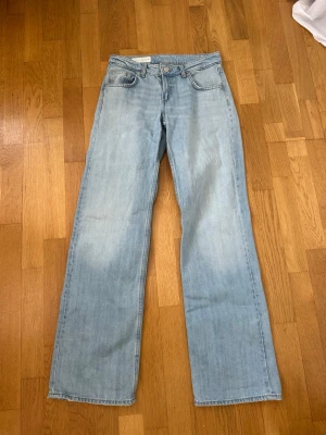 ZARA wide leg låg midjade jeans i ljusblå - Säljer ett par ljusblå jeans från ZARA då jag tycker de är lite för långa, är 167cm. Endast använda en gång.💕