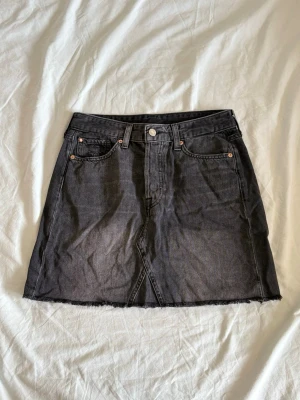 Svart jeanskjol  - En söt svart jeanskjol med fickor.
