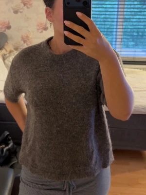 Stickad t shirt - Från gina tricot, fint skick
