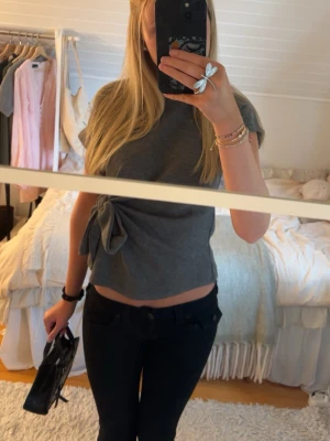 stickad kortärmad tröja med knytning - Säljer nu en av mina favorittröjor från zara. Det är en grå tunn stickad tröja med knytning vid sidan. Jag skulle säga att den passar alla storlekar eftersom man själv kan justera passformen. Har används väl och har inga tecken på användning överhuvudtaget☺️☺️ 