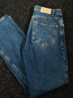 D98 jeans stradivarius  - Använda två gånger. Passar en 38
