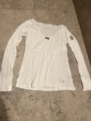 Odd Molly blus  - Söt vit långärmad topp från Odd Molly, perfekt på sommaren eller vid passande tillfälle hör av er om frågor 🌸💗