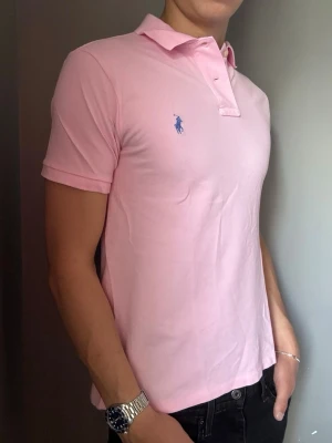 Ralph Lauren piké rosa - m slim fit  -  Säljer denna stilrena rosa pikén från Ralph Lauren. Pikén är i nyskick skick. Storlek m slim fit. Har du några frågor? Tveka inte att höra av dig. Allt got Deluxe Garderoben ⭐️