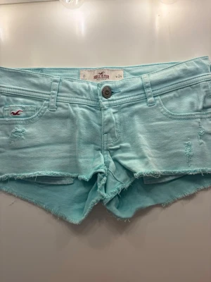 Hollister shorts - Säljer dessa jättesnygga jeansshorts från Hollister! Priset går alltid att diskutera och shortsen finns kvar tills den är markerad såld. 💓 Midjemått rakt över: 36cm Längd på sidan: 20cm