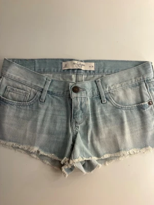 Abercrombie & fitch jeansshorts - Säljer dessa jättesnygga jeansshorts från abercrombie & fitch! Priset går alltid att diskutera och shortsen finns kvar tills den är markerad såld. 💓 Midjemått rakt över: 37cm Längd på sidan: 21cm