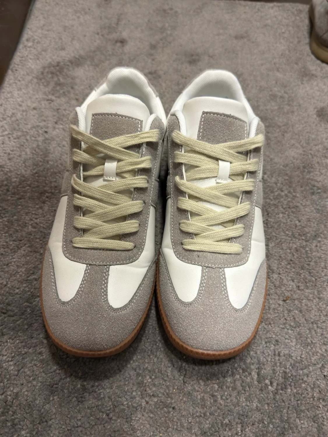 Vita och grå sneakers med mockadetaljer
