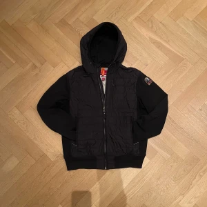 Parajumpers fleece - Hej. Säljer min stilrena svarta fleece från Parajumpers, då den inte kommer till användning längre🍾 Perfekt för hösten och våren🍁🍃 Fortfarande i bra skick🏎️ Pris går att diskutera💳. Äkta