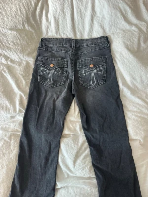 Svarta jeans - Säljer ett par mörkgrå bootcut jeans från Gina Tricot 