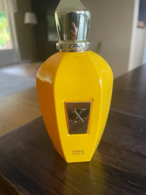 Byt/sälj Xerjoff erba gold - Byter eller säljer min xerjoff erba gold. Cirka 90-95ml kvar utav 100. Notera att det är små repor längst upp på flaskan. Lådan är i dåligt skick men kan skicka med om ni vill. Jag byter gärna mot sommarparfym niche/designer. Tveka inte på att kontakta mig om ni har frågor!