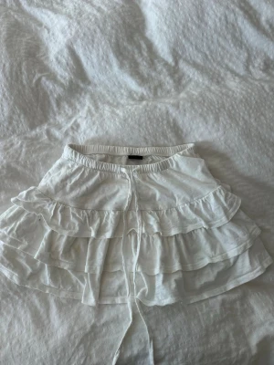 Vit volangskort från Gina tricot  - Supersöt vit volang kjol från gina tricot i storlek S.