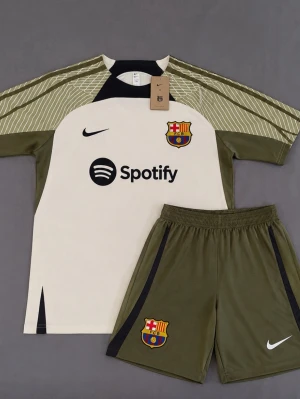 Ny och oanvänd Barcelona träningsset. - Säljer en snygg träningsset från FC Barcelona. Perfekt för sommaren och varmare dagar. Hör av er  om ni har frågor. Pris går att diskutera.