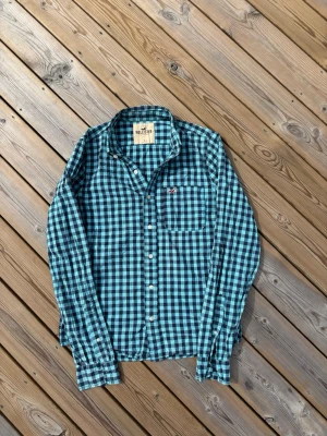 Hollister skjorta  - Säljer denna Hollister skjorta i mycket bra skick. Storlek L men passar även M. Passar perfekt för dig som är mellan 170-175! Hör av er vid frågor eller minsta fundering 🙌  Längd: 67,5 cm  Bred: 50 cm  Ärm: 70 cm