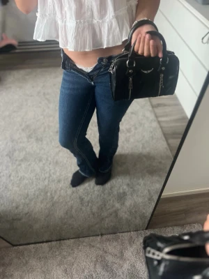 Mörkblå bootcut jeans med kontrastsömmar - Säljer nästan helt nya jeans från ginatricot, använt 4-6 gånger ksk, dom är storlek 170 men passar xs och s, jag är 171 cm och dom slutar precis vid min fot vid marken,