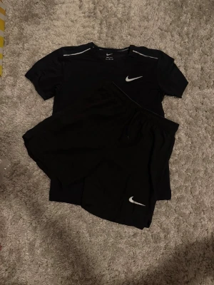 Nike -  Säljer denna helt nya och oanvända Nike Miller Dress i svart. Perfekt för dig . 