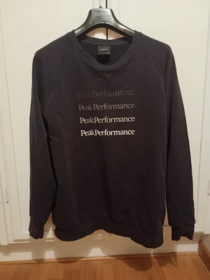 Peak Performance hoodie 170 - Mycket bra skick. Skriv för mer information 😀