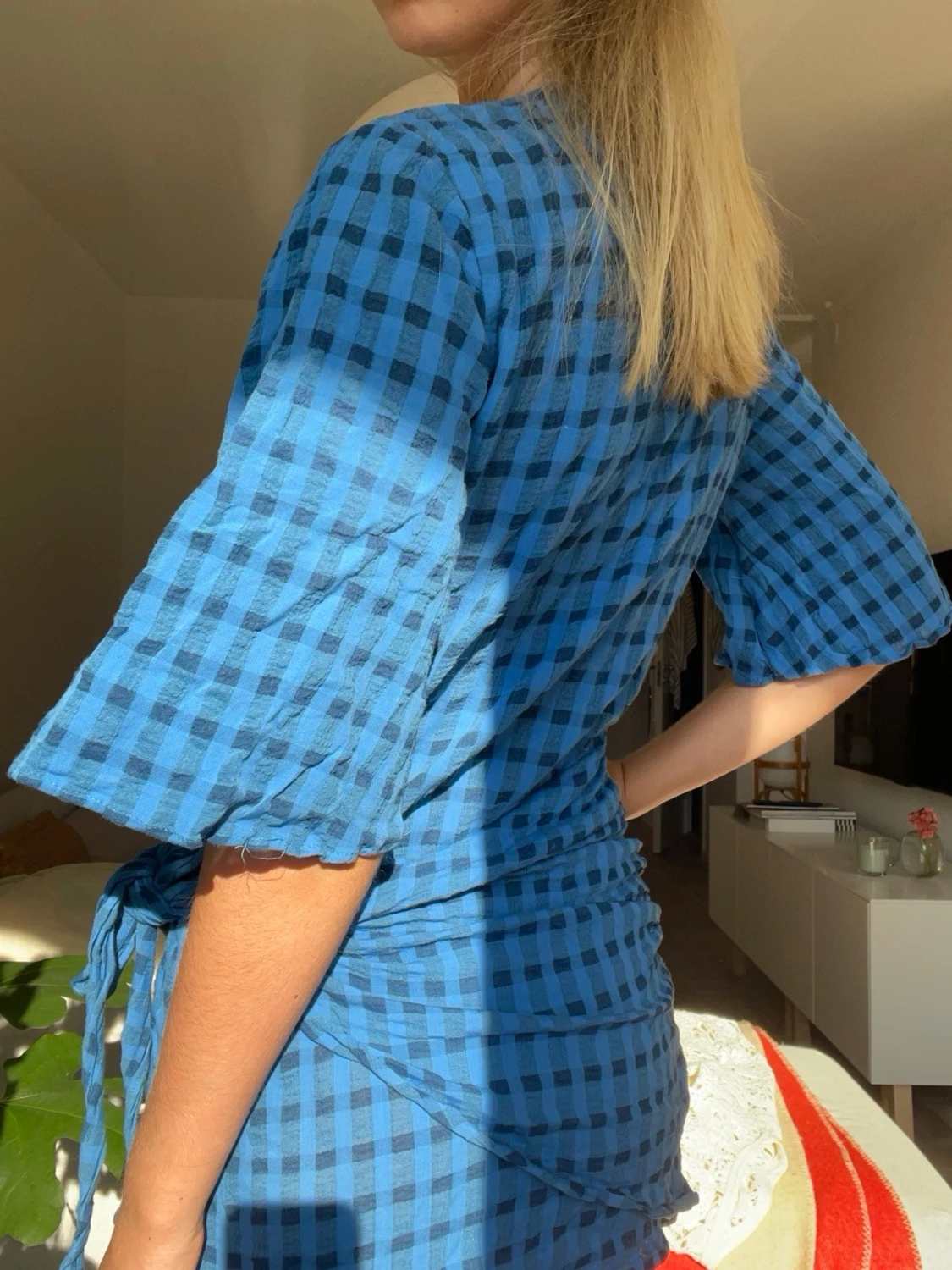 Blå omlottklänning med rutigt mönster - 1