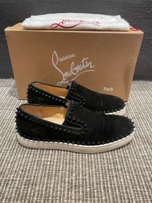 Christian Louboutin skor - Hej, säljer nu dessa svin snygga Christian Louboutin skor. Skorna är i grymt skick!  Begränsat antal boxar och dustbag. Hör av dig vid frågor.