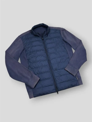 Woolrich Bomber Cardigan - Woolrich Bomber Cardigan | Modell: Hybrid Bomber Jacket | Färg: Marinblå (Navy) | Material: Mjuk premium bomull (100%) med vindavvisande, lätt fodrad framsida | Skick: Fint skick i övrigt men det stickade tyget på ärmar/axlar har blivit lite solblekt men inget man tänker på (se bilder) | Nypris: 3999 kr | Storlek: M (Normal i storleken / True to size) | Hör av dig vid minsta fundering 📦