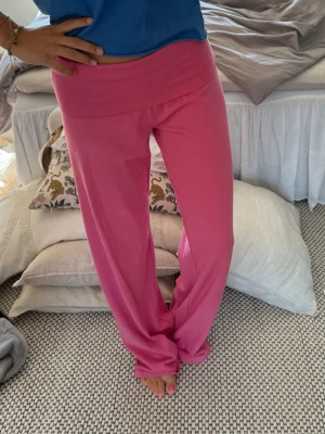 Rosa Brandy Melville Priscilla Pants - Säljer dessa rosa priscilla-byxorna från Brandy Melville då de är alldeles förstora för mig. Helt slutsålda på den europeiska hemsidan!! Helt i nyskick, aldrig använda!! 96% bomull. (Första två bilderna är lånade från Brandys hemsida.)