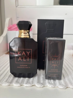 Kayali Oudgasm Chocolate Oud 11 parfym - Säljer 2 st parfymer från Kayali i doften Chocolate Oud. Den större flaskan på 50 ml är endast testad och säljs för 1300 kr. Den mindre på 10 ml är alldes ny och är fortfarande kvar i sitt paket, säljs för 400 kr. Går att köpa båda två tillsammans, men kom privat så kan vi diskutera pris!!😊 ( båda är köpte från Sephora, kan komma med kvitto bevis om det behövs. ) Doften är väldigt vacker passar perfekt till höst / vintern💖
