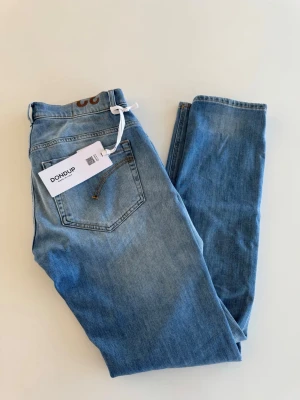 Dondup jeans - Säljer dessa helt nya dondup jeans i storlek w32. Dem är helt nya med tags kvar. Riktigt schysst tvätt och slitningar. Nypris ca 2500 mitt pris 1099. Kom dm för minsta fråga eller fundering!