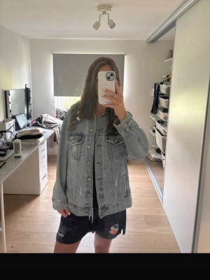 Snygg jeans jacka  - Jättesnygg passform. Passar perfekt till hösten med en stickad tröja under o ett par kostymbyxor till 