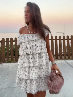 Vit offshoulder volangklänning med polka dots Zara - Så så fin men kommer tyvärr ej till användning. Passar S/M. Bandet kan knytas fram eller bak alternativt klippas av☺️