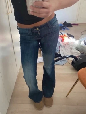 Mörk blå jeans från weekday!! - 💙 Helt nya mörkblå jeans från Weekday!  Storlek 36 och passar bäst XS/S. Aldrig använda, endast testade. Snygg passform och en perfekt färg som passar till allt.  💌 Hör gärna av dig vid frågor eller intresse!