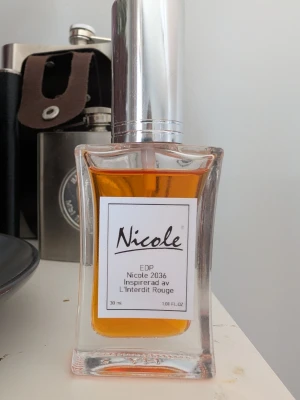 Nicole EDP 2036 parfym 30 ml - Parfym från Nicole, EDP Nicole 2036 inspirerad av L'Interdit Rouge. 30ml ursprungligen. Doftar identiskt som originalet och håller lika länge. 