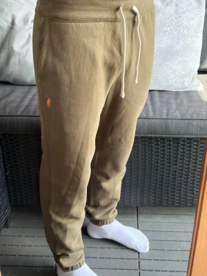 Polo Ralph Lauren Mjukis - Säljer ett par olivgröna mjukisbyxor från Polo Ralph Lauren i storlek S. Passar dig mellan 170-180cm. Byxorna har inga defekter alls! Bara att kontakta vid funderingar!🌟