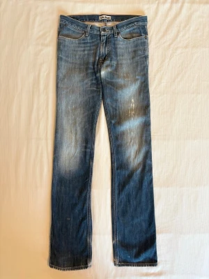 Vintage Acne Studios Jeans Distressed - Tjoooo🫣nu säljer jag mina acne studios jeans i storleken 32/34😤passformen på dessa jeans är slim regular och jeansen är även distressed med flit dessutom är washen helt sjuk 🤧 tveka inte på att skriva ifall ni har några frågor 🥰