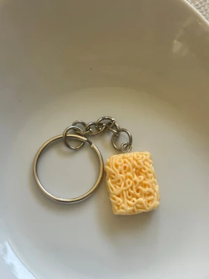 Nyckelring nudel - Nyckelring som jag satt ihop själv💕