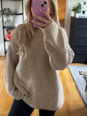 Stickad tröja  - Mysig beige stickad tröja från bikbok. Lite stor i storleken