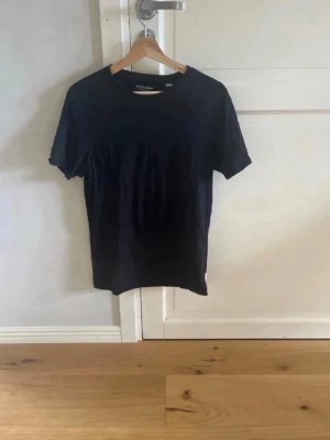 Jack & Jones t-shirt - Svart T-shirt från Jack & Jones i bra skick. Vid funderingar/prisförslag är det bara att höra av dig.