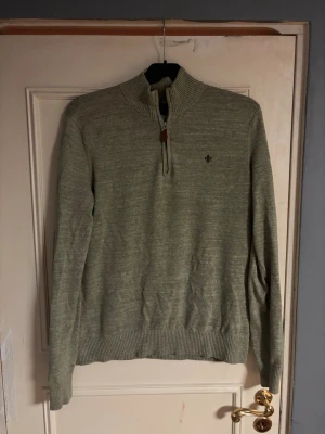 Morris tröja  halvzip tröja - En Morris halv zip som är använd väl men i ett väldigt bra skick fortfarande pris kan diskuteras.                                             Jag är lite längre en 180cm och den e lite för liten och den är i storlek S 