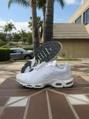  Nike Air Max Plus - Tja! Säljer mina Nike tn skor i storlek (42) då de visade sig att vara för små. Skorna är i perfekt skick. Vid frågor är det bara att höra av sig!