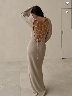 Beige klänning med öppen rygg från NAKD - Beige klänning med korsknytning i ryggen som jag köpt på NAKD. Den kom aldrig till användning och är i nyskick. Nypriset är 699kr men den har utgått ur sortimentet nu. Den passar inte mig så kommer tyvärr inte kunna visa några bilder på. 