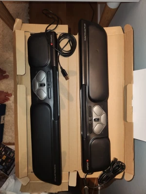 2 × Contour RollerMouse Pro3 - Två svarta Contour RollerMouse, modeller Pro2 och Pro3, med ergonomisk design och handledsstöd. Båda har inbyggda styrplattor och flera knappar för smidig navigering. Ansluts via USB och passar perfekt till datorarbetsplatsen.