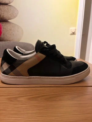 Burberry skor - Äkta Burberry sneakers i bra skick. Inga utomstående defekter utan enbart slitning på innersulan samt hälen. Kom gärna med frågor! Ps. Enbart skor tillkommer. 😊
