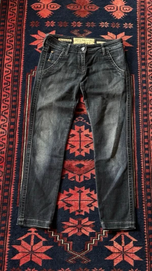 Jacob Cohën - Riktigt snygga Jacob Cohën jeans | sitter rätt slim | mycket bra skick | storlek 28 | längd:90cm midja:38cm innerben:70cm | model 746 | vid frågor och funderingar tveka inte på att höra av er!                                                                                                     Mvh Doré.reselll