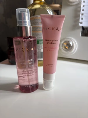 Hickap setting spray och primer - Säljer ett kit med Hickap Glow Monkey Setting Spray och Preppy Prime Grip Lover. Setting sprayen ger en strålande finish och kommer i en rosa sprayflaska. Primern är i en rosa tub och hjälper sminket att sitta längre. Båda passar alla hudtyper. Helt nya 