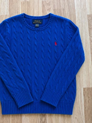 Stickad Ralph Lauren tröja - Tjena, jag säljer en riktigt stickad Ralph Lauren tröja! Den är i mycket bra skick och har inga fläckar eller skador😁 Den är självklart äkta✅ Skicka om du har några frågor☺️