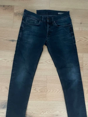 Dondup jeans - Mörk blåa Dondup jeans. Modell george, storlek 31