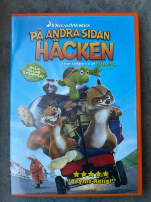 På andra sidan häcken DVD - DVD-film med titeln "På andra sidan häcken". Filmen är från DreamWorks. Baksidan visar extramaterial och information om produktionen. Skivan är märkt "Over the Hedge".  Finns på språk: Svenska, Finska, Isländska, Engelska   OBS!! skivorna är begagnade så det kan förekomma repor/hairlines på skivorna, men då jag kollar igenom alla filmer jag säljer garanterar jag att alla funkar felfritt om inget annat står! :)