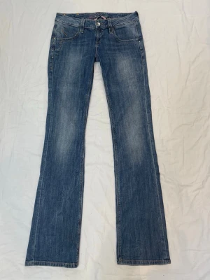 Vintage Lågmidjade bootcut jeans - Från Fornarina😍Tar inga bilder med dem på❤️ Mått finns på bilderna! Står W27 på lappen vilket motsvarar S enligt google men är stora på mig som är 170 och har 36-38 på Gina jeans💕 Skulle därför säga att de sitter som en 38/40 men använd midjemåttet om du köper. Obs fläckar på bensluten (kolla sista bilden)