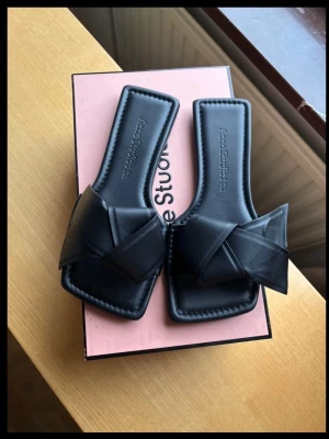 Äkta Acne Studios Knot Leather Slides – Strl 37 - Äkta Stilrena Acne Studios sandaler i svart läder, modell Knot Leather Slides. Helt nya och oanvänd.
